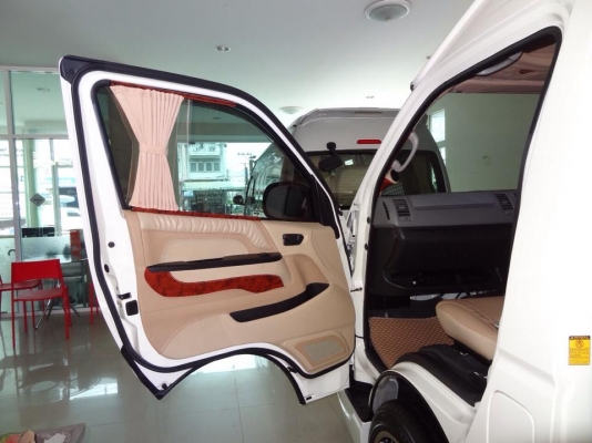 ขายรถตู้commuterหลังคาสูง2500d4d ปี13 รถ9เดือน ไมล์4600กม.แท้ เท่านั้น แต่งvip400000บาทมีใบเสร์็จยืนยัน