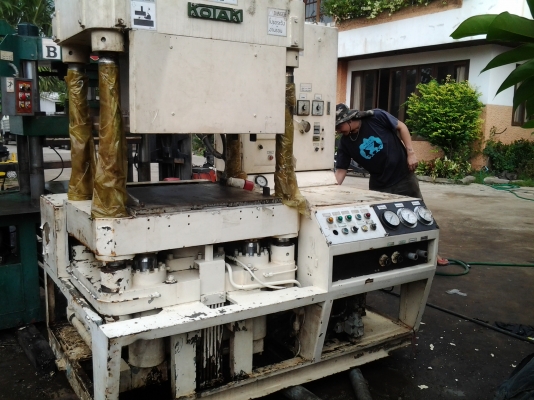 ขายเครื่องอัดยางKOTAKI เจแปน 200ตัน ลึก27นิ้ว หน้ากว้าง28.5นิ้ว 5กระบอก อัดเหล็กหนาแข็งแรงมาก ขาย 120000 บาท