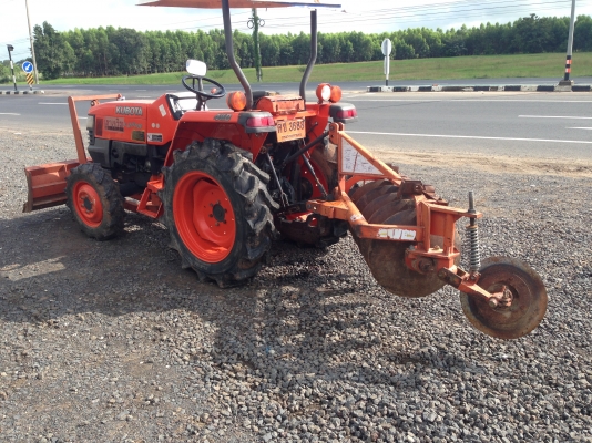 ขายด่วนรถไถนาคูโบต้า L 2808 4 WD พร้อมอุปกรณ์ ผานดันหน้า ผานหลัง รถสวยเครื่องแน่นไม่มีเยิ้ม สภาพรถพร