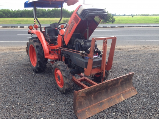 ขายด่วนรถไถนาคูโบต้า L 2808 4 WD พร้อมอุปกรณ์ ผานดันหน้า ผานหลัง รถสวยเครื่องแน่นไม่มีเยิ้ม สภาพรถพร