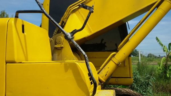 ขายด่วน KOMATSU PC 200 รุ่น6 หน้าจอหาย กล่องระบบไฟฟ้าอยู่ครบ ทำงานปกติ(หัวเดิมกระจกแตกเลยใล่หัวรุ่น8 หัวเก่ายังอยู่)