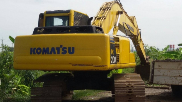ขายด่วน KOMATSU PC 200 รุ่น6 หน้าจอหาย กล่องระบบไฟฟ้าอยู่ครบ ทำงานปกติ(หัวเดิมกระจกแตกเลยใล่หัวรุ่น8 หัวเก่ายังอยู่)