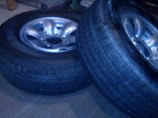 ขาย ล้อเดิม 6รู. มี2วง ครับ ยางสวยๆ 265-70-16 กริ๊ปๆ 0839778854