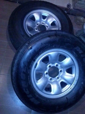 ขาย ล้อเดิม 6รู. มี2วง ครับ ยางสวยๆ 265-70-16 กริ๊ปๆ 0839778854