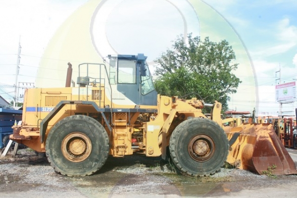 รถตักล้อยาง Samsung บุ้งกี๋กว้าง ตักดินได้เต็ม รถตักล้อยาง Samsung บุ้งกี๋กว้าง ตักดินได้เต็ม