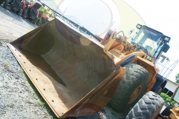 รถตักล้อยาง Samsung บุ้งกี๋กว้าง ตักดินได้เต็ม รถตักล้อยาง Samsung บุ้งกี๋กว้าง ตักดินได้เต็ม