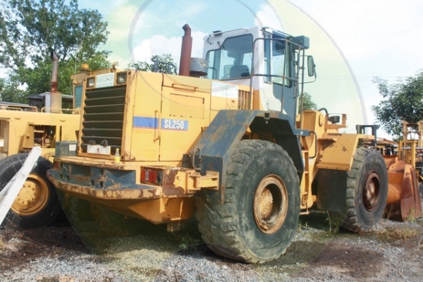 รถตักล้อยาง Samsung บุ้งกี๋กว้าง ตักดินได้เต็ม รถตักล้อยาง Samsung บุ้งกี๋กว้าง ตักดินได้เต็ม