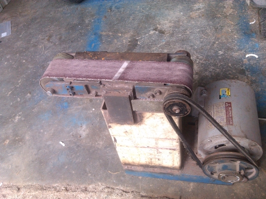 เครื่องขัดกระดาษทรายตั้งพื้นประกอบและทำเองตามสั่ง ใช้ขัดแต่งเจียร์ชิ้นงานได้ดี แข็งแรงทนทาน