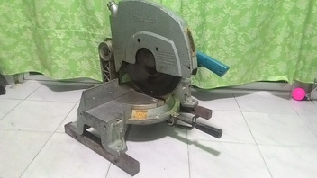 แท่นเลื่อยตัดองศา ยี่ห้อ makita รุ่นใหญ่ ขนาดใบถึง 15 นิ้ว สภาพพร้อมใช้งานครับ