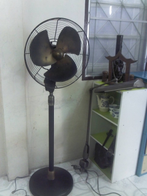 พ้ดลมเหล็กแบบตั้งพื้นสภาพสมบูรณ์