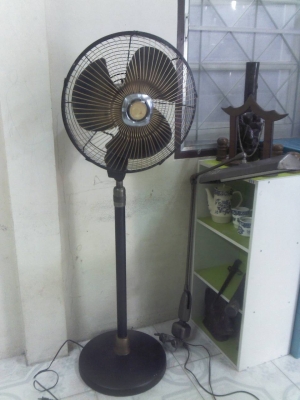 พ้ดลมเหล็กแบบตั้งพื้นสภาพสมบูรณ์