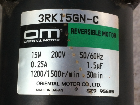 มอเตอร์เกียร์ญี่ปุ่น ยี่ห้อ ORINETAL ทดแล้วหมุนที่ 6 รอบต่อนาที่ ขนาดกำลังมดเตอร์ 15 W.ต่อหมุนซ้าน-ขวา ได้ กำลังขับเยอะทดสอบลองขับโหลดที่น้ำหนัก 30 กก.ได้สบาย