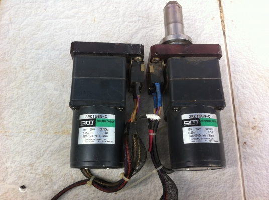 มอเตอร์เกียร์ญี่ปุ่น ยี่ห้อ ORINETAL ทดแล้วหมุนที่ 6 รอบต่อนาที่ ขนาดกำลังมดเตอร์ 15 W.ต่อหมุนซ้าน-ขวา ได้ กำลังขับเยอะทดสอบลองขับโหลดที่น้ำหนัก 30 กก.ได้สบาย