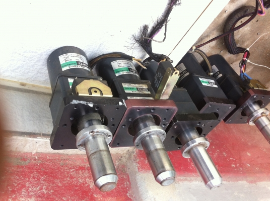 มอเตอร์เกียร์ญี่ปุ่น ยี่ห้อ ORINETAL ทดแล้วหมุนที่ 6 รอบต่อนาที่ ขนาดกำลังมดเตอร์ 15 W.ต่อหมุนซ้าน-ขวา ได้ กำลังขับเยอะทดสอบลองขับโหลดที่น้ำหนัก 30 กก.ได้สบาย