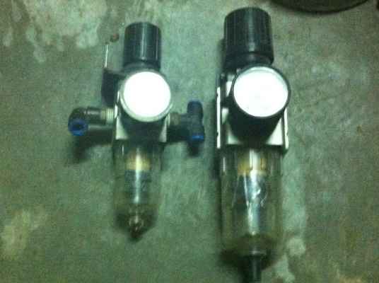 ชุดตัวปรับตั้งแรงดันลม พร้อมกับตัวดักน้ำ ยี่ห้อ SMC ปรับตั้งแรงดันได้ 0.1- 8.5 kgf/cm2 กระเป๋าดักน้ำขนาดเส็นผ่าศูนย์กลาง 3.5