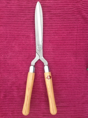 กรรไกรตัดหญ้าด้ามไม้ ตราตา