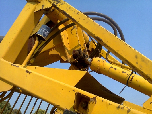 รถคีบอ้อย สามล้อ เครื่อง Komatsu 4 สูบ