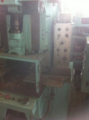 เครืองปั๊มกดขึ้นรูปชิ้นงานหรือกดตัดชิ้นงาน ระบบไฮดรอลิกขนาด 25 ตัน ยี่ห้อ SAM YANG เครืองปั๊มกดขึ้นรูปชิ้นงานหรือกดตัดชิ้นงาน ระบบไฮดรอลิกขนาด 25 ตัน ยี่ห้อ SAM YANG