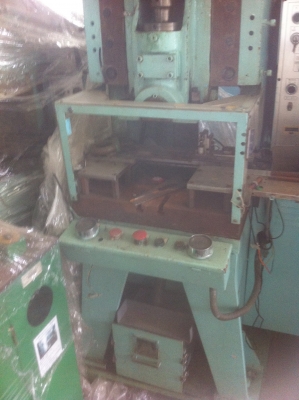 เครืองปั๊มกดขึ้นรูปชิ้นงานหรือกดตัดชิ้นงาน ระบบไฮดรอลิกขนาด 25 ตัน ยี่ห้อ SAM YANG