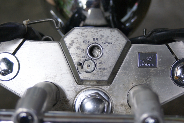 แฟนท่อม 200 cc สวยมาก ภาษีเต็ม 2558 รถปี 2550 ลายไฟใหญ่ เดินเบานิ่ง ไม่มีลอยล้ม เดิมสภาพนี้หาอยากมาก 90 \% ราคา สภาพสวย 49,900 บาท รถคันนี้ลองแล้ว ประหยัดน้ำมันมาก วิ่งร้อย140 สบาย ไมล์แท้วิ่งน้อย ระบบไฟติดครบ