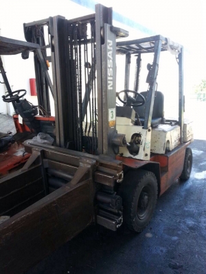 ฝากขายด่วนๆครับ รถยกนิสสัน น้ำหนักยก 2 ตัน เสาสูง 3 เมตร เครื่องดีเซล เกียร์ออโต้้ งาหนีบตรง
