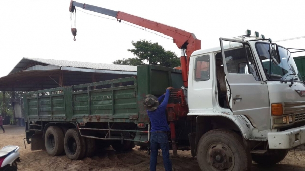 ขายด่วนรถบรรทุก HINO 2 เพลา ติดเครน TANADO 3.5 T