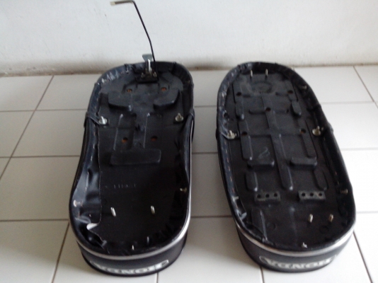 เบาะ c65 c70 มีคิ้วรอบงานเก่า เก่าเก็บมี 2 ใบขายเหมา 2ใบ 1,200 บาท  วัน 0865292215