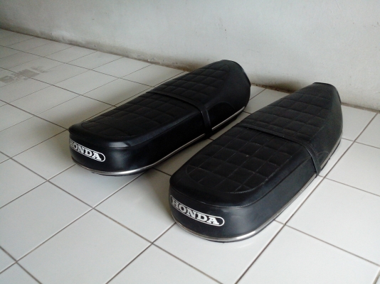 เบาะ c65 c70 มีคิ้วรอบงานเก่า เก่าเก็บมี 2 ใบขายเหมา 2ใบ 1,200 บาท  วัน 0865292215