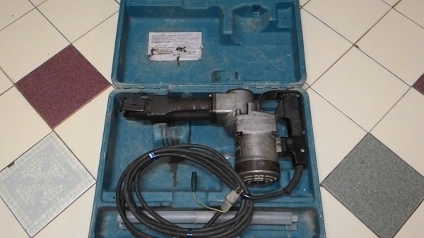 ขายเครื่องสกัดแย็กไฟฟ้าขนาด8.7กิโลตัวกลางยี่ห้อMakitaรุ่นHm1201สภาพดีเดิมๆพร้อมใช้งาน