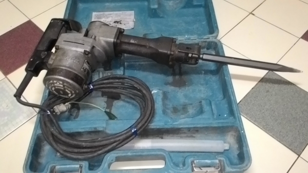 ขายเครื่องสกัดแย็กไฟฟ้าขนาด8.7กิโลตัวกลางยี่ห้อMakitaรุ่นHm1201สภาพดีเดิมๆพร้อมใช้งาน ขายเครื่องสกัดแย็กไฟฟ้าขนาด8.7กิโลตัวกลางยี่ห้อMakitaรุ่นHm1201สภาพดีเดิมๆพร้อมใช้งาน