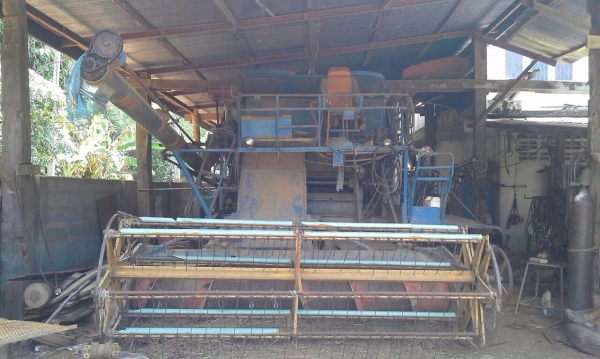 ขายรถเกี่ยวข้าวเกษตรพัฒนา เครื่อง 6BF-185 แรง อุ้ม 2 ตัน โซ่ใหม่ 44 ข้อ รถใช้งานอยู่