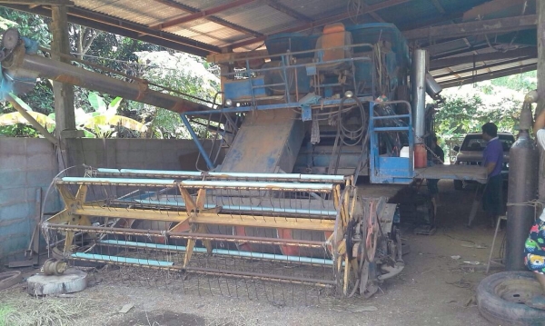 ขายรถเกี่ยวข้าวเกษตรพัฒนา เครื่อง 6BF-185 แรง อุ้ม 2 ตัน โซ่ใหม่ 44 ข้อ รถใช้งานอยู่