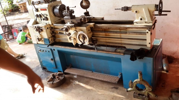 ขายครับขายเครื่องกลึงขนาด 6 ฟุต 4 เพลา มีเบรค ยี่ห้อ goodway สภาพสวย ไฟบ้าน เครื่องเงียบ สไลด์ไม่มีรอย สะพานเกลียวสวย เจ้าของเปลี่ยนมอเตอร์เป็นไฟบ้านแล้ว มอเตอร์เก่าก็ให้ไป คอนโทรลเดิม เค้าต่อสวิตช์เพิ่ม ไม่ยุ่งกับคอลโทรล ***ที่ต้องแก้ไขหน่อยผ้าเบรคขาด 12