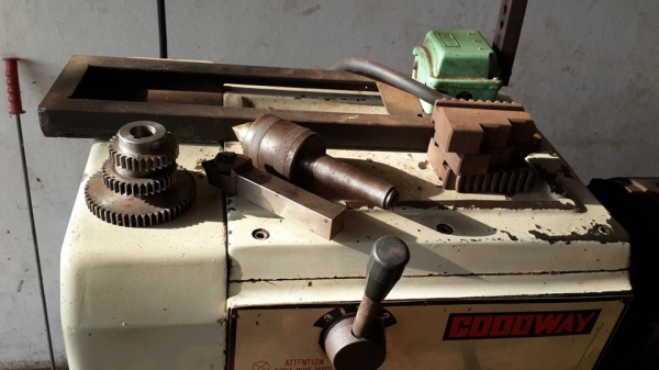 ขายครับขายเครื่องกลึงขนาด 6 ฟุต 4 เพลา มีเบรค ยี่ห้อ goodway สภาพสวย ไฟบ้าน เครื่องเงียบ สไลด์ไม่มีรอย สะพานเกลียวสวย เจ้าของเปลี่ยนมอเตอร์เป็นไฟบ้านแล้ว มอเตอร์เก่าก็ให้ไป คอนโทรลเดิม เค้าต่อสวิตช์เพิ่ม ไม่ยุ่งกับคอลโทรล ***ที่ต้องแก้ไขหน่อยผ้าเบรคขาด 12