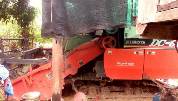 รถเกี่ยวข้าว kubota รุ่น 68g