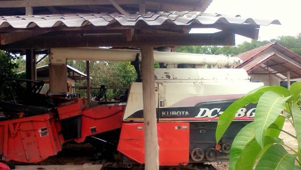 รถเกี่ยวข้าว kubota รุ่น 68g