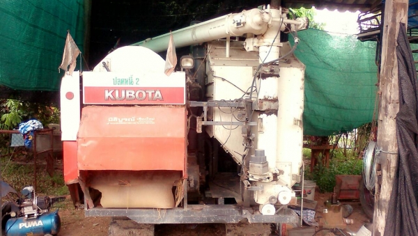 รถเกี่ยวข้าว kubota รุ่น 68g