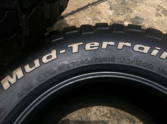 ขายยาง BF Goodrich Mud-Terrain KM2 265 75 r16 ปี12 ขายยาง BF Goodrich Mud-Terrain KM2 265 75 r16 ปี12
