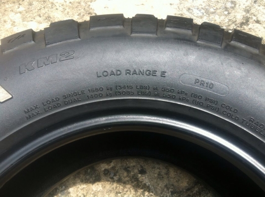 ขายยาง BF Goodrich Mud-Terrain KM2 265 75 r16 ปี12 ขายยาง BF Goodrich Mud-Terrain KM2 265 75 r16 ปี12