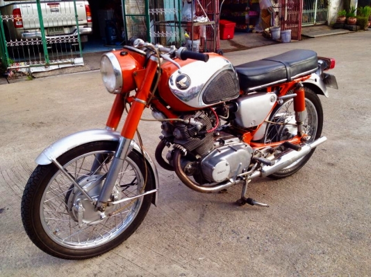 ขายcb 72 ทะเบียนโอน ภาษีเต็ม เครื่องดีมากๆ สตาร์ทมือ สตาร์ทเท้า ราคา 135000 สีแสบตา ติดต่อ 0811160919