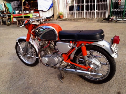 ขายcb 72 ทะเบียนโอน ภาษีเต็ม เครื่องดีมากๆ สตาร์ทมือ สตาร์ทเท้า ราคา 135000 สีแสบตา ติดต่อ 0811160919