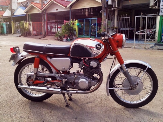 ขายcb 72 ทะเบียนโอน ภาษีเต็ม เครื่องดีมากๆ สตาร์ทมือ สตาร์ทเท้า ราคา 135000 สีแสบตา ติดต่อ 0811160919