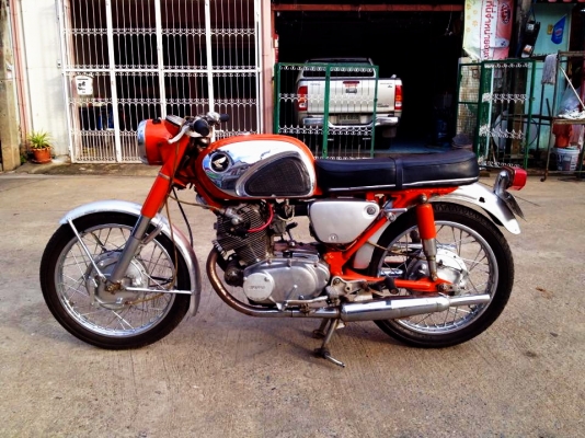 ขายcb 72 ทะเบียนโอน ภาษีเต็ม เครื่องดีมากๆ สตาร์ทมือ สตาร์ทเท้า ราคา 135000 สีแสบตา ติดต่อ 0811160919