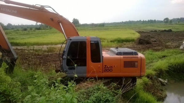 Hitachi zx200 -1 รถห้างปี2554เจ้าของขายเองล้านสี่แสนหน้าหมื่น 1.45ล้านพร้อมเล่ม