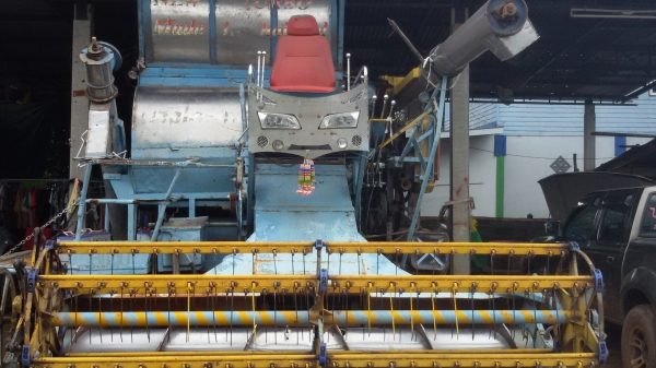 ขายรถเกี่ยวข้าวบางไทรอุ้มเครื่อง jo8cราคา 490000บาท