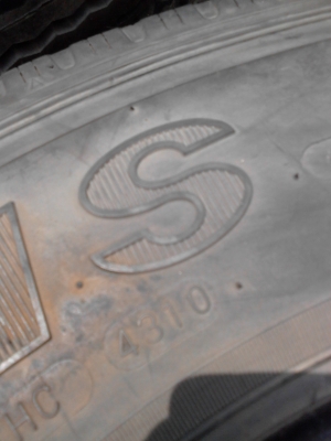 ยาง 6 ล้อ 4 ล้อกลาง  215/75R17.5 MAXXIS UR275   16 PR  มี 3 เส้น ( ปี 4310 ) TEL.081-4273941