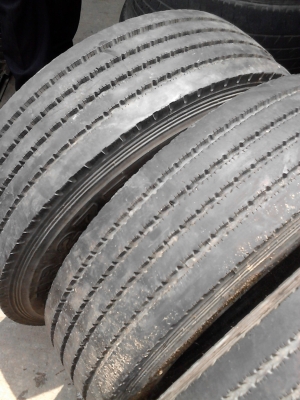 ยาง 6 ล้อ 4 ล้อกลาง  215/75R17.5 MAXXIS UR275   16 PR  มี 3 เส้น ( ปี 4310 ) TEL.081-4273941