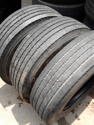 ยาง 6 ล้อ 4 ล้อกลาง  215/75R17.5 MAXXIS UR275   16 PR  มี 3 เส้น ( ปี 4310 ) TEL.081-4273941