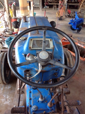 แทรกเตอร์ฟอร์ด 77 มีผานดันหน้า และผานหลัง สภาพดีเดิมๆทั้ง คัน ที5 ไม่ทะเบียน