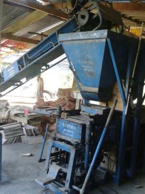 เครื่องอัดอิฐบล็อก